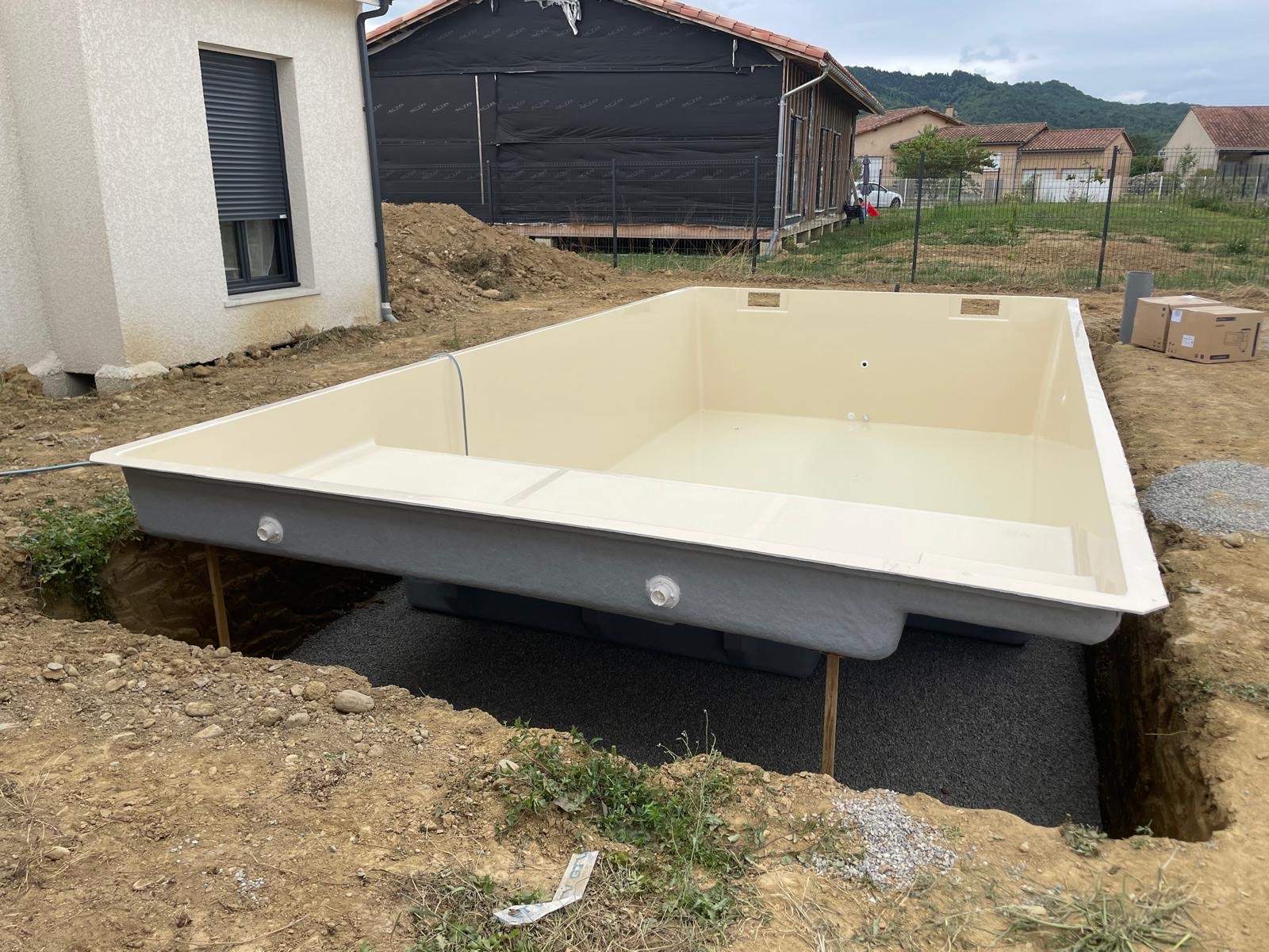 Piscine enterrée en béton ou en coque : quel choix pour une durabilité ...